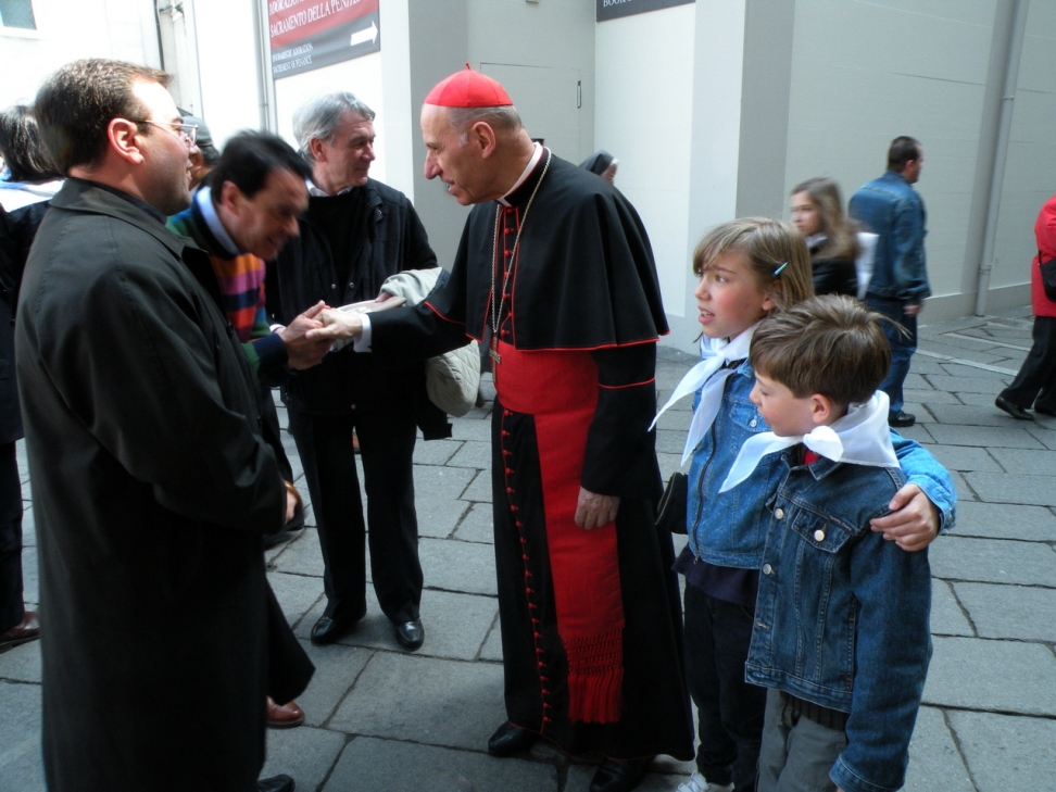 La Santa Sindone - Il Cardinal Poletto si intrattiene con i pellegrini_15.JPG